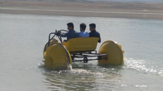 قایق سه چرخه فایبرگلاس روی آب زرین کار